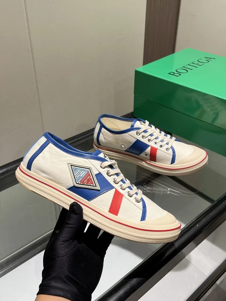 p518🐮🐮Bottega Veneta BV's latest Eliot series, retro basketball shoes, casual sports canvas shoes, become gods when they are launched! [Celebration] [Celebration] A 1:1 copy of the original version, [Fireworks] original material, [Fireworks] original color system, inspired by retro basketball sneakers, the color combination highlights youthful vitality, and perfectly interprets the theme of youth and childlike innocence. The details are also very particular. The summer canvas brings excellent durability and comfort. Designs such as calfskin trim, rubber toe caps and hand-painted retro red lines are full of retro feel. The round toe and convex sole add a modern feel and are suitable for various styles. Easily create a fashionable atmosphere. The upper foot is the focus...can be worn as a couple's shoes...each shoe has more taste and attitude! Fabric: Original customized high-density canvas + cowhide Lining: Original customized breathable canvas Insole: movable latex cowhide insole. Sole: original molded non-slip and wear-resistant TPU material. Sole thickness: 3cm. Size: women's size 35#-40#, men's size 39#-45#.